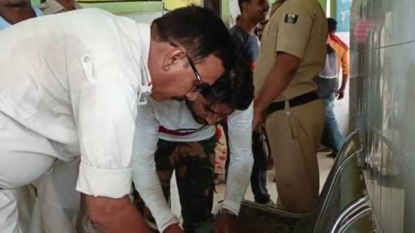 ग्रामीणों को युवक पर हुआ शक तो बनाया बंधक ग्रामीणों को युवक पर हुआ शक तो बनाया बंधक