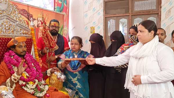 मुस्लिम महिलाओं ने उतारी गुरु बालक दास की आरती मुस्लिम महिलाओं ने उतारी गुरु बालक दास की आरती