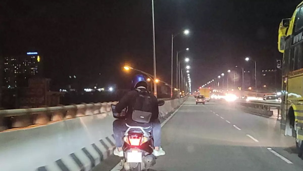 ये तस्वीर बेंगलुरू शहर के सबसे व्यस्त फ्लाईओवर की है