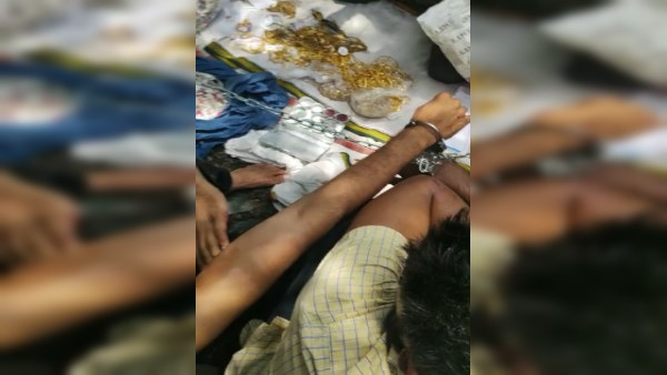एक बदमाश रास्ते में गाड़ी से उतरा एक बदमाश रास्ते में गाड़ी से उतरा