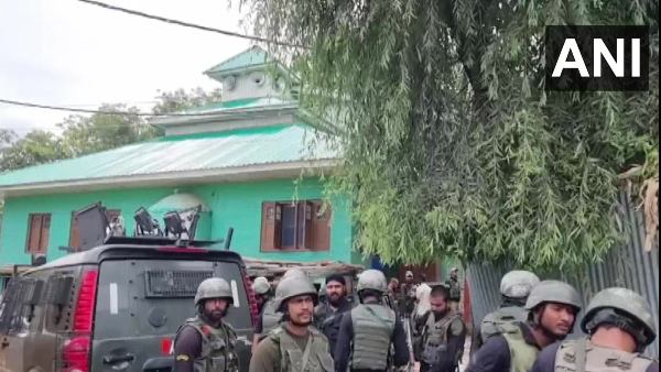 मस्जिद के सामने बुलेटप्रूफ वाहन