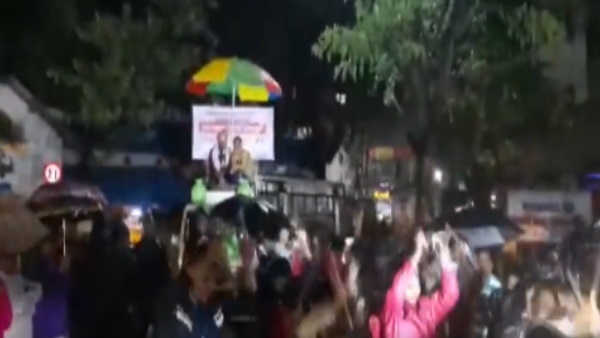 नवविवाहित जोड़े के टैंकर के आगे सब ने किया जमकर डांस 