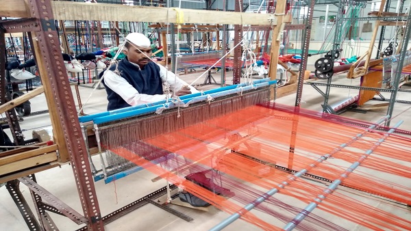 सभ्‍य समाज के खोटे स‍िक्‍के, अब चरखा चला रहे 