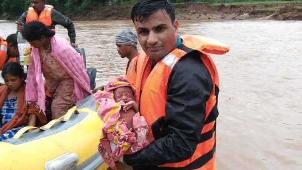 देवदूत बनाकर पहुंचे नगर सैनिक 