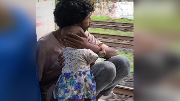  गेट के पास बैठे पिता को बेटी का दुलार