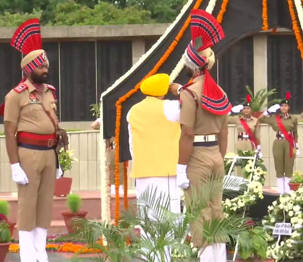 Kargil Vijay Diwas 2022: Punjab CM Bhagwant Mann pays tribute at Chandigarh War Memorial Kargil Vijay Diwas 2022: Punjab CM Bhagwant Mann pays tribute at Chandigarh War Memorial