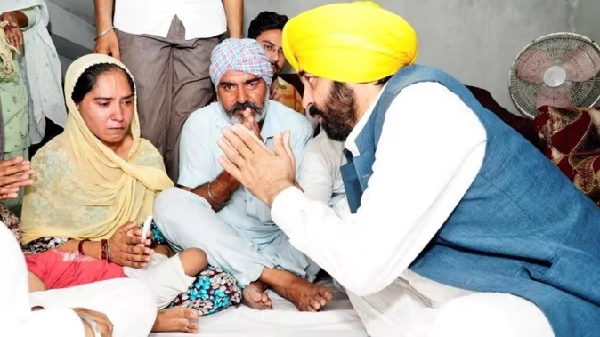 Punjab CM Bhagwant Mann Meets the Family Of Martyr Kuldeep Singh And Gave Check Of 95 Lakhs Punjab CM Bhagwant Mann Meets the Family Of Martyr Kuldeep Singh And Gave Check Of 95 Lakhs