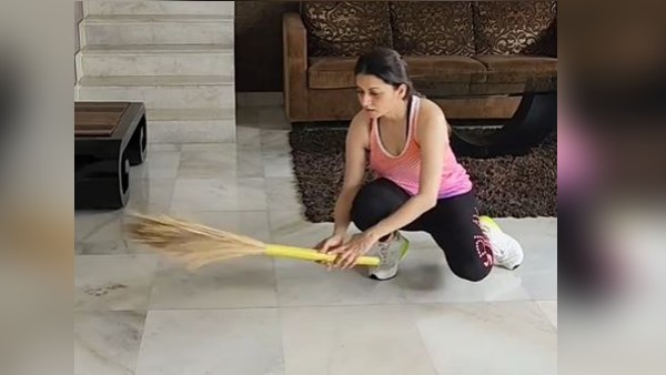 घर के अंदर झाड़ू लगाती हुईं नजर आई एक्ट्रेस