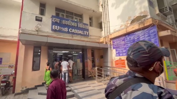 नारायण दास मोबाइल टावर पर चढ़ गया 