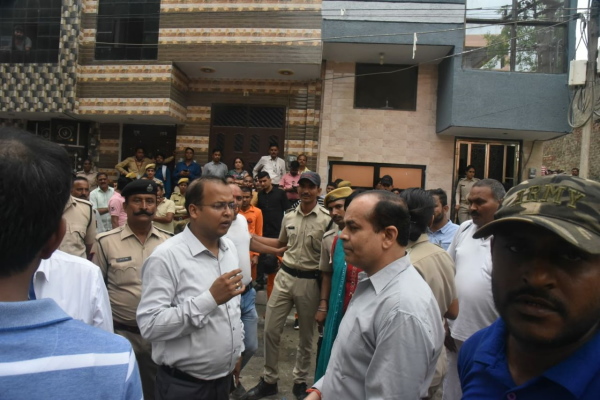 महिला को सकुशल बाहर निकाल लिया