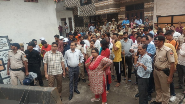  मकान के नीचे चार जैक लगाए गए