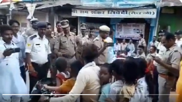 बिना हेलमेट के चला रहा था बाइक बिना हेलमेट के चला रहा था बाइक