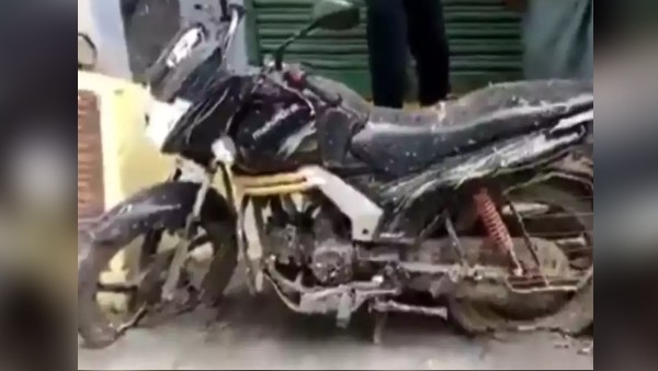 सड़क किनारे खड़ी थी बाइक, कर दिया ऐसा हाल