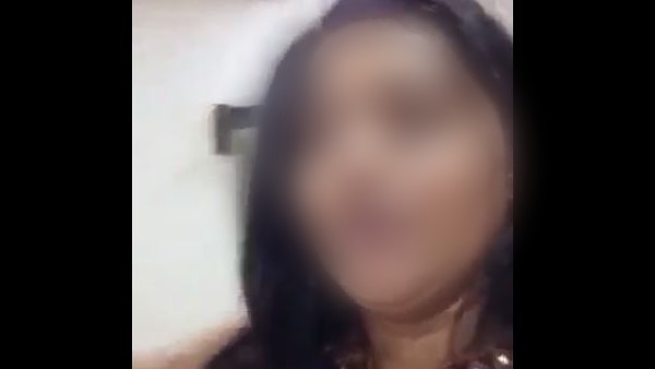 महिला के आंखों से आंसू , लगा रही संगीन आरोप