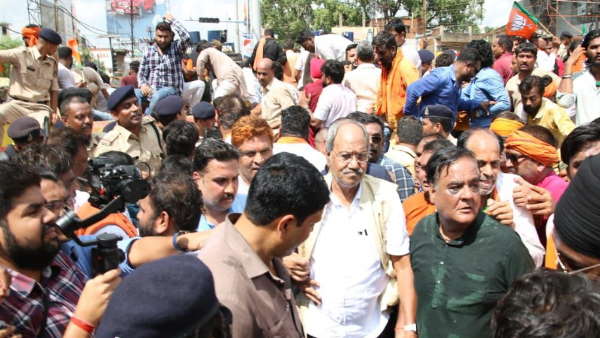 कार्यकर्ताओं और पुलिस के बीच झूमझटकी