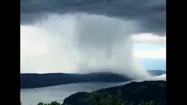 आसमान से नीचे आई सैलाब