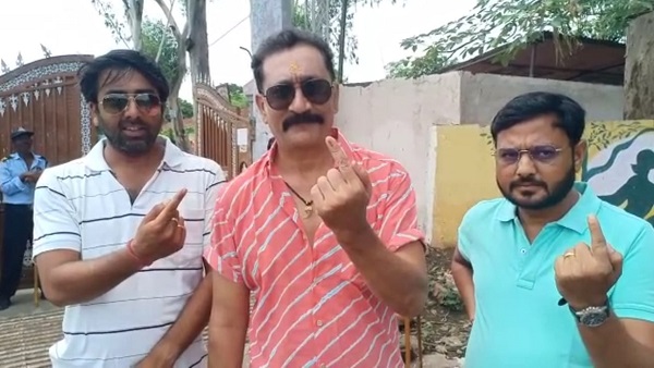 नेताओं के बीच अभ‍िनेता मुकेश त‍िवारी ने वोट डाला 