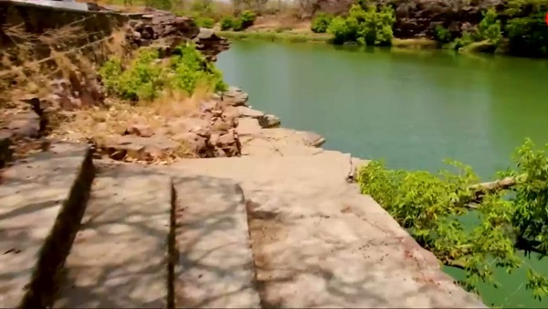 नदी में मगरमच्‍छ, आज तक नुकसान नहीं पहुंचाया