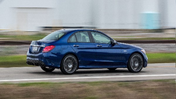 सेफ्टी बैरियर से टकराकर रुकी 