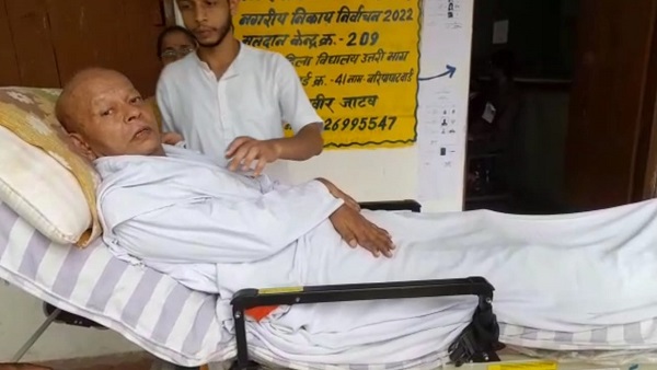 स्‍ट्रेचर पर नर्सों के सहारे पहुंचे पोलिंग बूथ