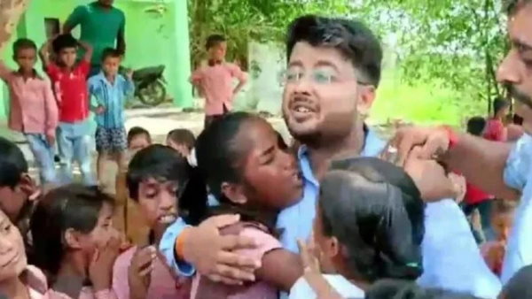 शिक्षक के ट्रांसफर पर भावुक हुए छात्र