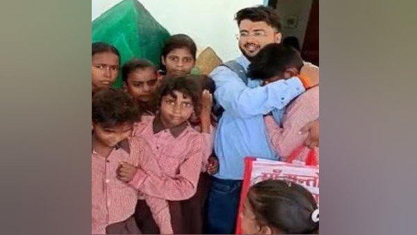 शिक्षक को गले लगाकर रोने लगे सभी छात्र-छात्राएं