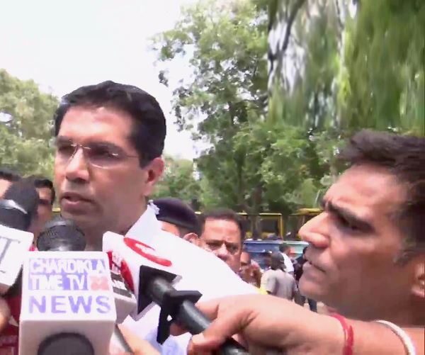 Chandigarh Sector 9: A tree fell on students at a school, One die, and 13 injured Chandigarh Sector 9: A tree fell on students at a school, One die, and 13 injured