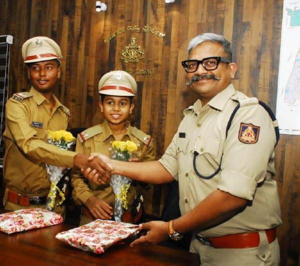 कौन हैं आखिर पुलिस की वर्दी में ये बच्‍चे