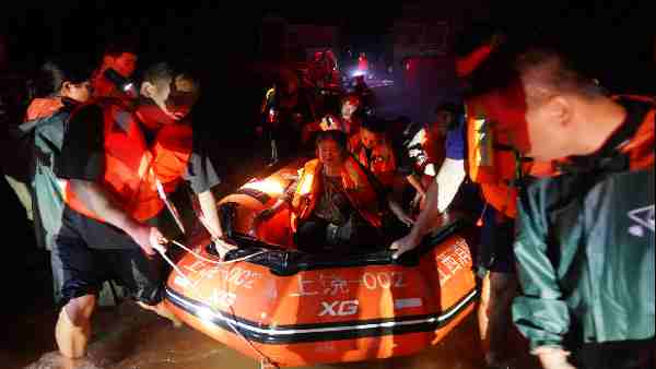 जलवायु संकट बहुत बड़ा खतरा बन चुका है