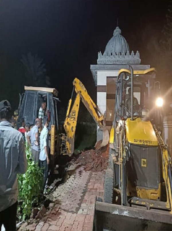 Gujarat: An temple was demolished in Navsari