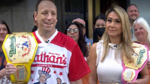 हॉट डॉग खाने की ट्रेनिंग लेते हैं जॉय