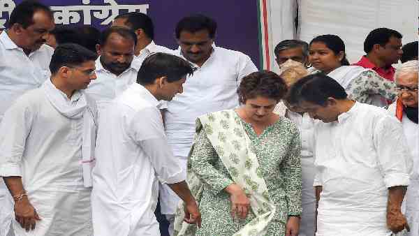 प्रियंका वाड्रा की मौजूदगी में हुई बैठक