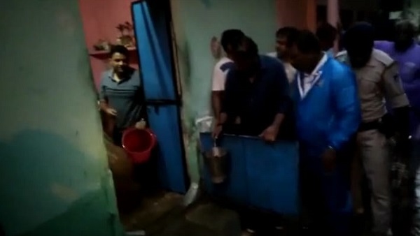 आयुक्‍त और एसपी पानी न‍िकालते हुए 