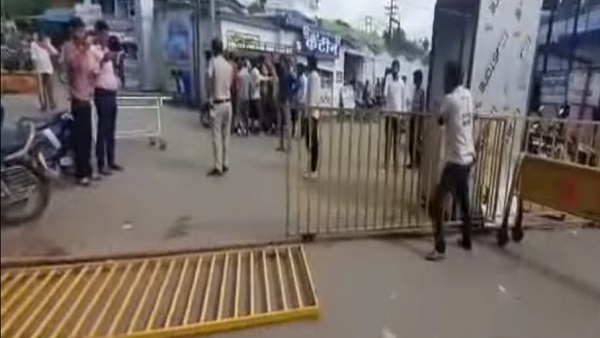 अस्‍पताल में परिजन ने जमकर हंगामा क‍िया 