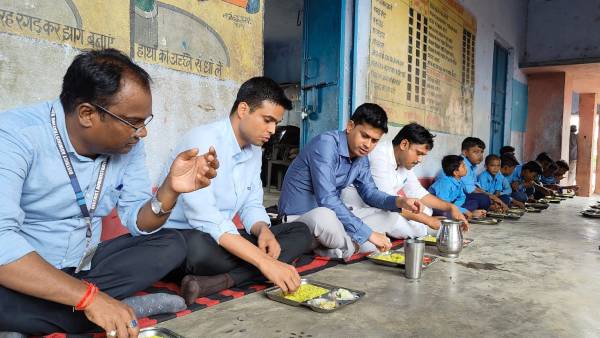 डीएम की सादगी के क़ायल हुए ग्रामीण