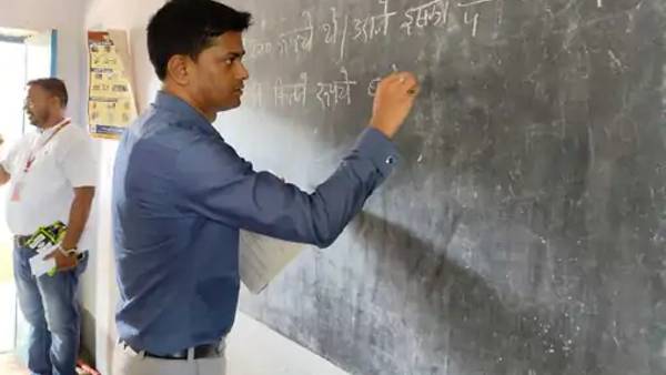 डीएम धर्मेंद्र कुमार ने दी बच्चों को तालीम