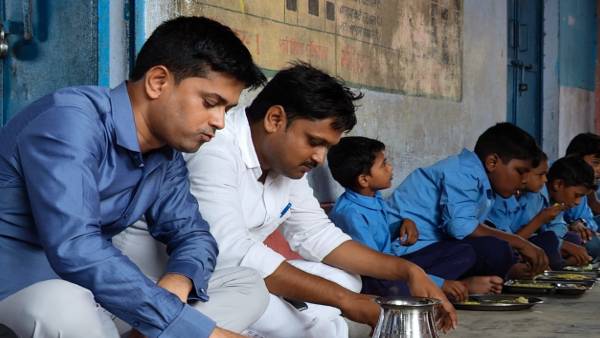 बरामदे में बैठकर बच्चों के साथ खाया खाना