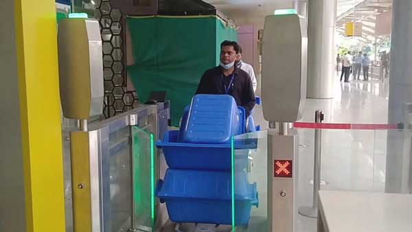 तीस-तीस यात्रियों पर किया जा रहा ट्रायल