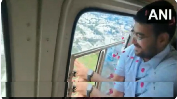 बरसाए फूल