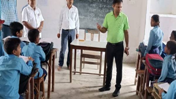 DM ने ख़ुश होकर दिया बच्चों को इनाम 