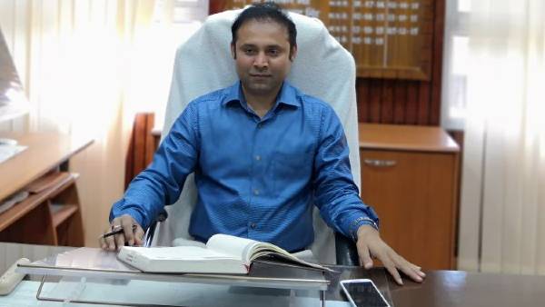 बच्ची ने डीएम डॉ. नवल किशोर को सुनाई कविता