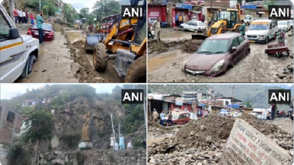 मिट्टी में धंसीं गाड़ियां