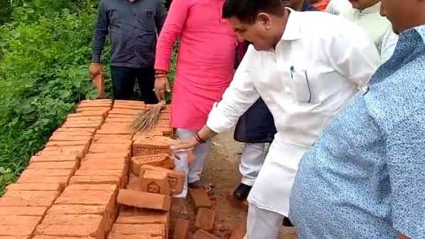 गांव में गए थे शोक संवेदना व्यक्त करने 
