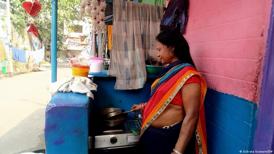 रसोई गैस के दामों के बढ़ने का परिवारों के बजट पर सीधा असर पड़ता है