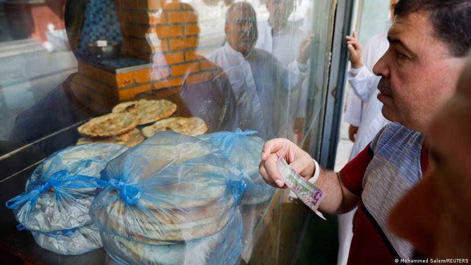 मक्का में रोटी खरीदने के लिए जुटे हज यात्री