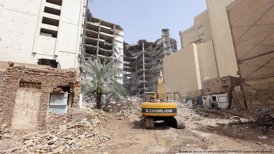 ईरान के अबादान शहर में गिरी मेट्रोपोल बिल्डिंग