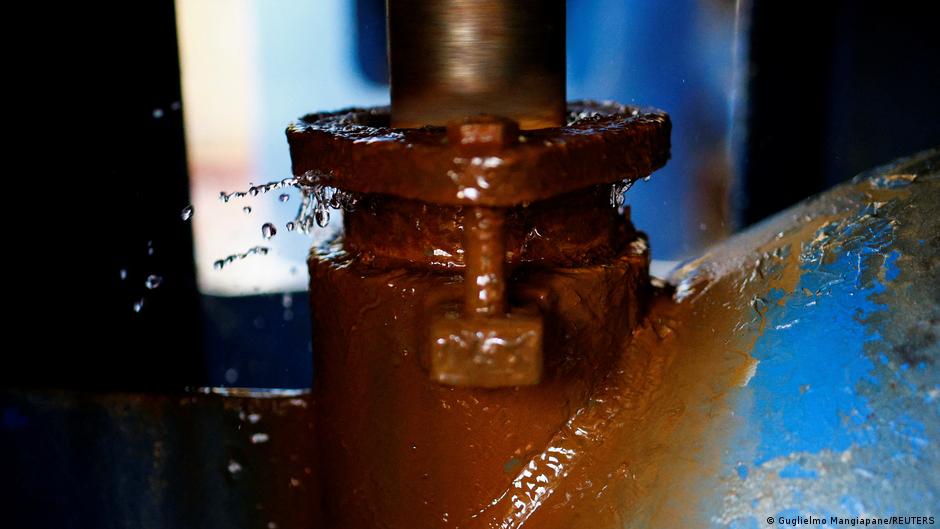 पानी की पुरानी पाइपों से रिसाव के कारण बहुत सारा पानी बर्बाद होता है