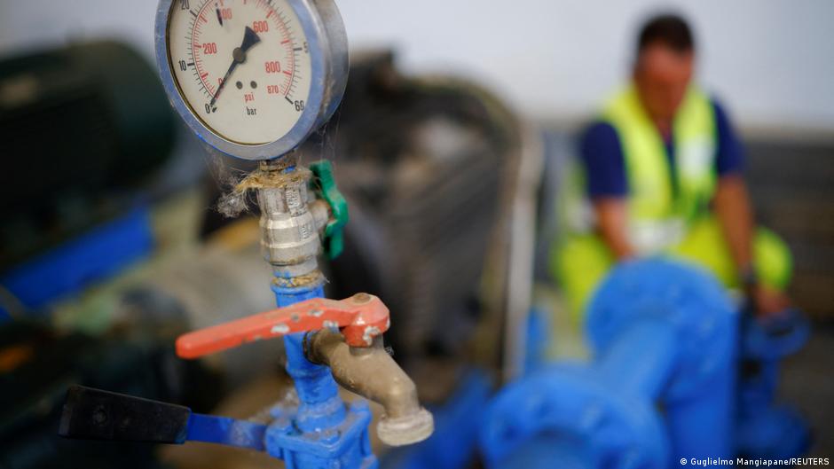 पानी का दबाव बहुत कम रखना पड़ता है नहीं तो पाइपें फट जाएंगी