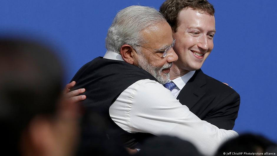 अमेरिका में एक कार्यक्रम में भारत के प्रधानमंत्री नरेंद्र मोदी के साथ फेसबुक प्रमुख मार्क जकरबर्ग अमेरिका में एक कार्यक्रम में भारत के प्रधानमंत्री नरेंद्र मोदी के साथ फेसबुक प्रमुख मार्क जकरबर्ग