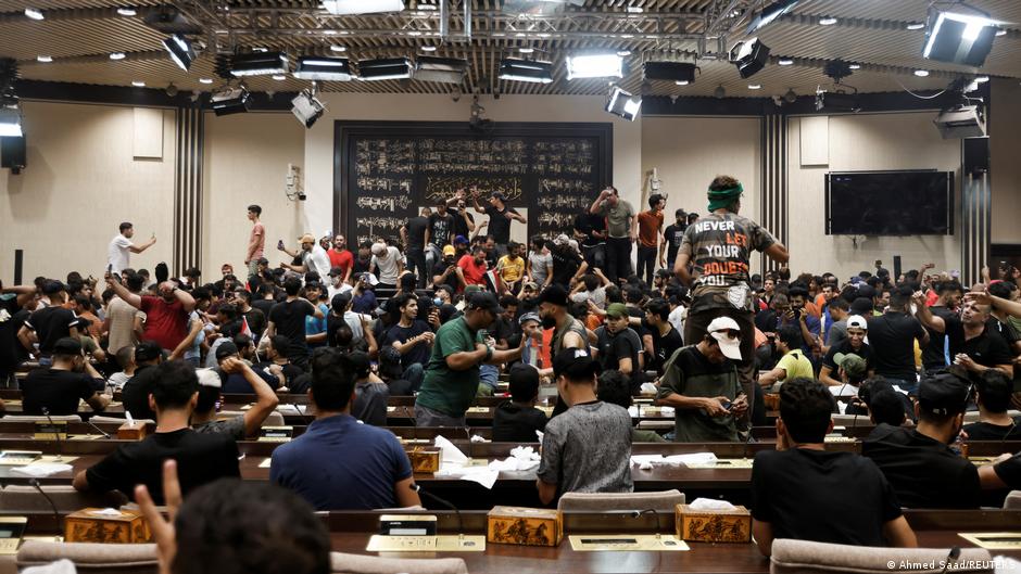 संसद में विरोध करते प्रदर्शनकारी